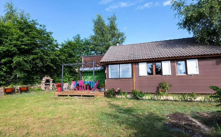 Gîte pour 4 personnes, avec piscine ainsi que jardin et terrasse à Antrenas - 2