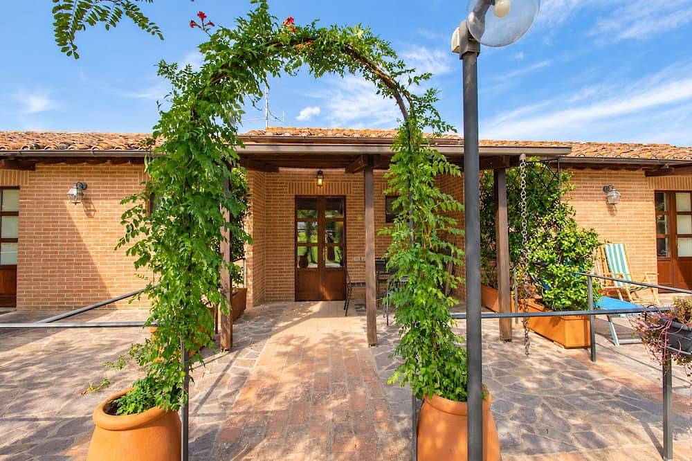 Ganze Wohnung, Il Perugino | Agriturismo mit überdachtem Patio in Paciano, Perugia Provinz