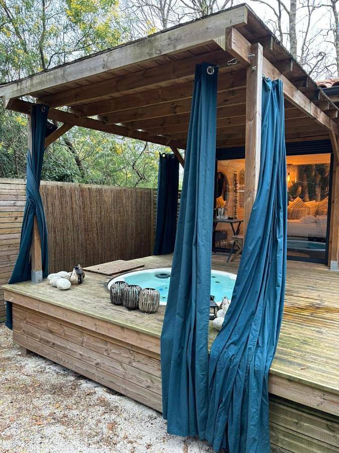 Chambre d’hôte pour 2 personnes, avec jacuzzi et terrasse ainsi que sauna et jardin