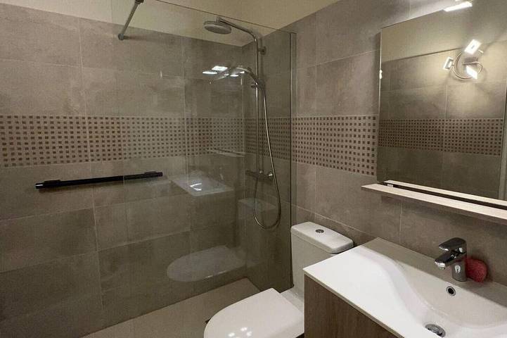 Appartement entier, A 5 minutes du bourg et du port et 1 km des plages appartement en rez de jardin in Locmariaquer, Côte des Mégalithes