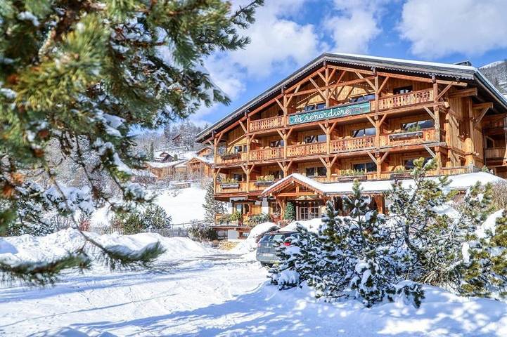 Appart’hôtel pour 4 personnes, avec jardin et piscine ainsi que sauna et vue, adapté aux familles