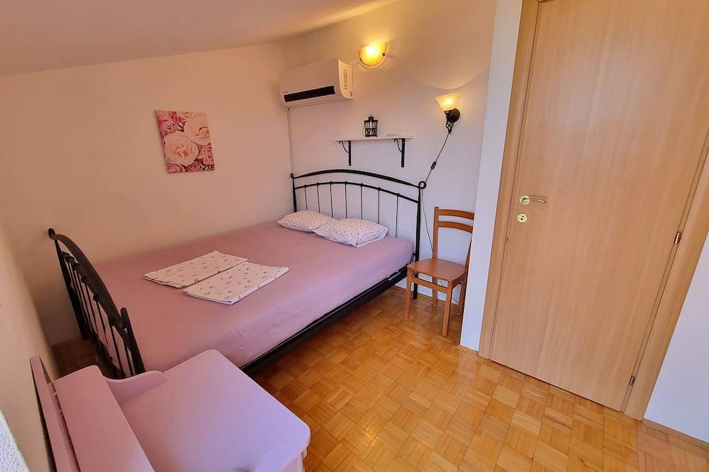 House w/panorama view, swimming pool. Walking distance to beach, old city Trogir in Trogir, Ciovo