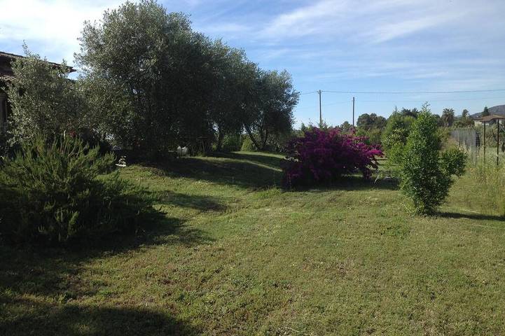 Casa  Santina    Casa posizionata in un grande giardino mediterraneo in Girasole, Provincia di Ogliastra