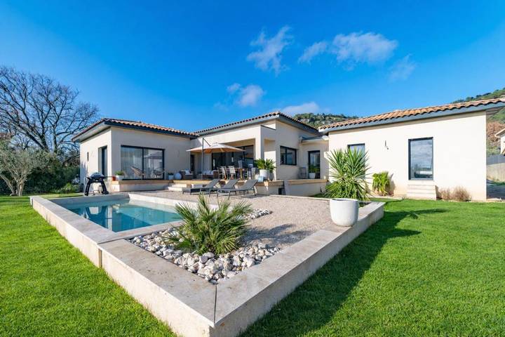 Location de vacances pour 8 personnes, avec terrasse et jacuzzi ainsi que piscine et jardin à Chusclan