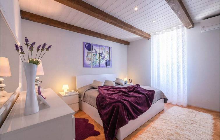 Spacious 2BR Apartment with Terrace & Wi-Fi, 2km to City Center in Labin City, Labin