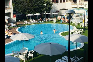 Gîte pour 6 personnes, avec bassin pour enfant et balcon ainsi que jardin et piscine, adapté aux familles à Lido di Spina
