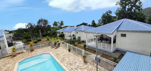 Location de vacances pour 5 personnes, avec terrasse et piscine à Capesterre-Belle-Eau