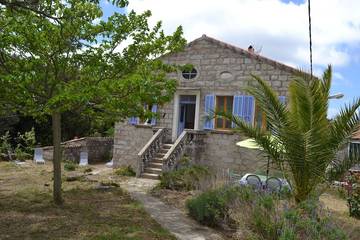 Gîte pour 6 personnes, avec jardin à Levie