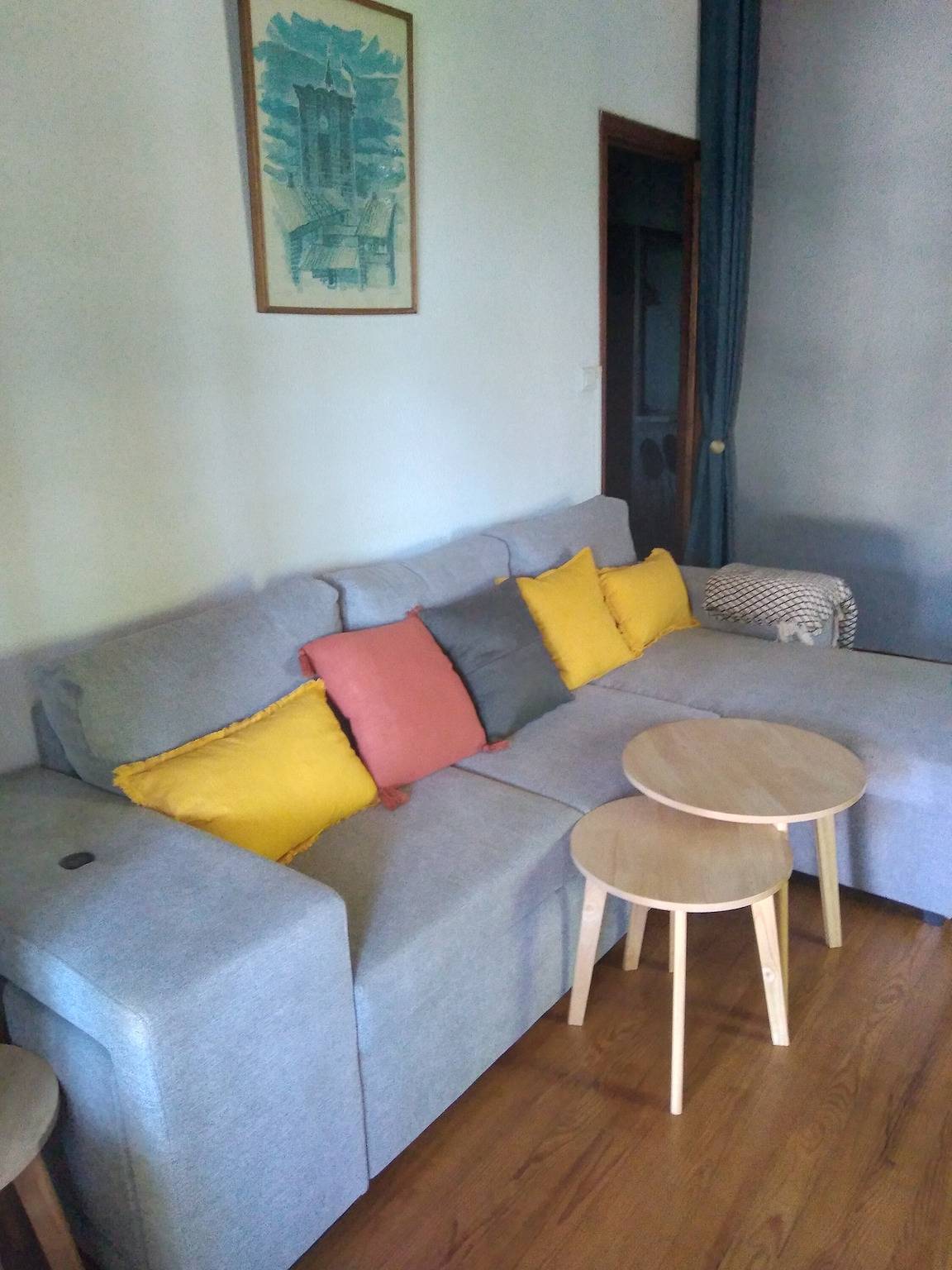 Entire apartment, Apartment 'Gite Le Cèdre' with Mountain View, Private Terrace and Private Garden in Lespéron, Massif Central