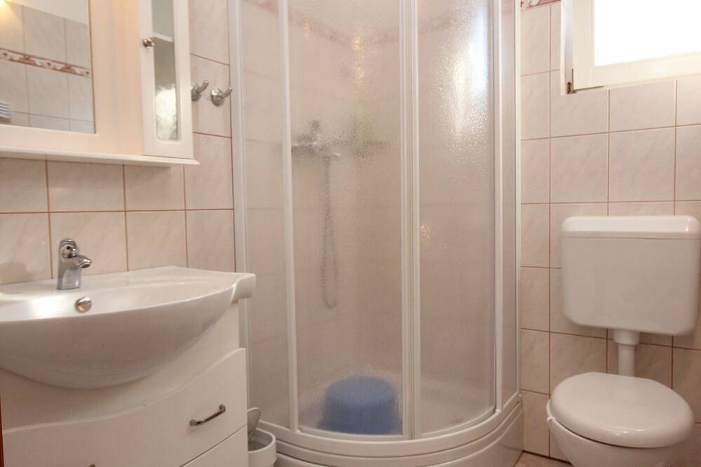 Ganze Wohnung, 2-Zimmer-Ferienwohnung mit Terrasse Ilovik, Losinj (A-8078-a) in Lošinj