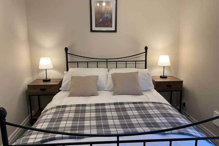Panoramic Peak Views 3 Bed Log Fire Hill Walks in Glossop, Derbyshire