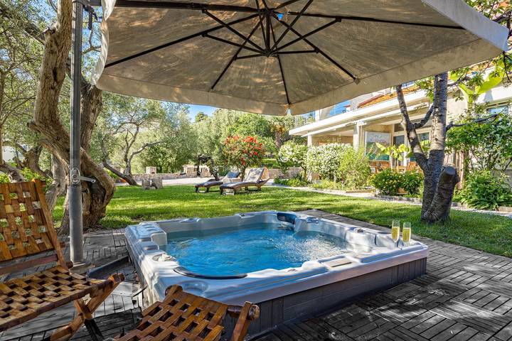 Ferienwohnung für 4 Personen, mit Balkon und Whirlpool sowie Terrasse und Garten in Banjol