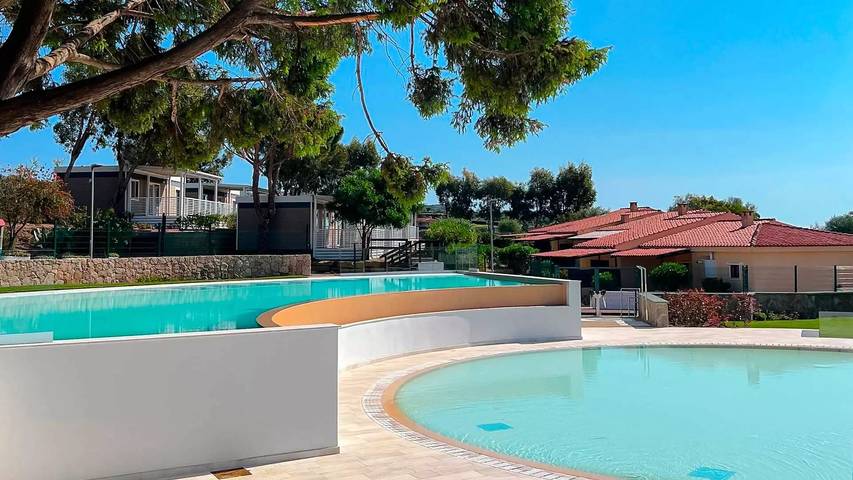 Bungalow für 4 Personen, mit Terrasse und Pool in Costa Smeralda