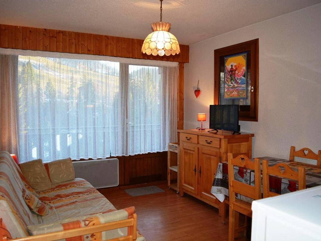 Entire studio, Sunny Ski Studio with Parking - Sleeps 4, Near Slopes & Shops in Chinaillon, Le Grand-Bornand