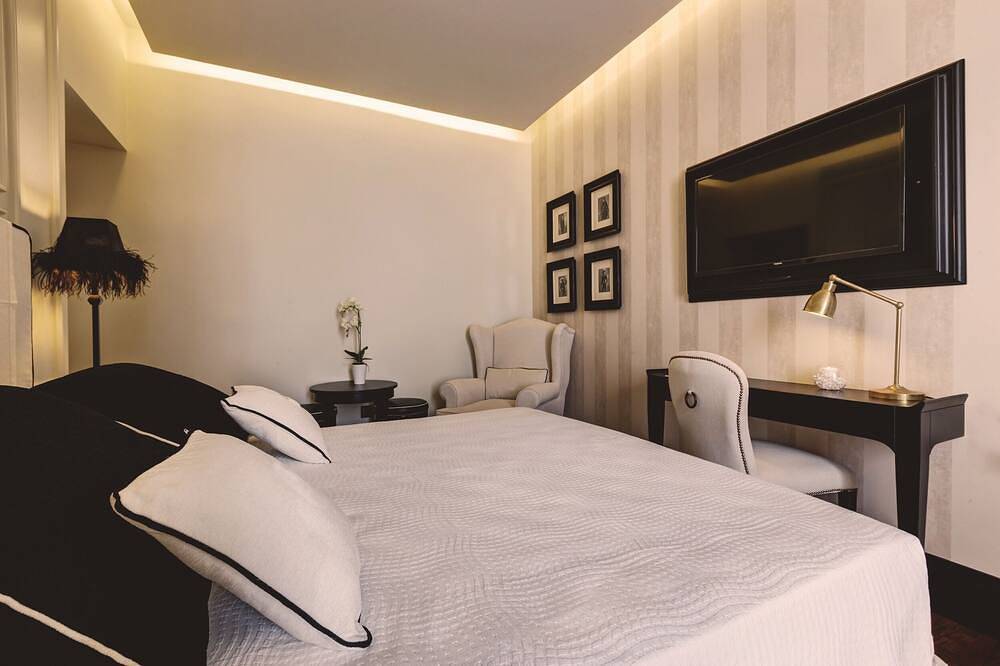 Luxury B&B room at Colosseum bathroom ensuite in Rome City Center, Rome