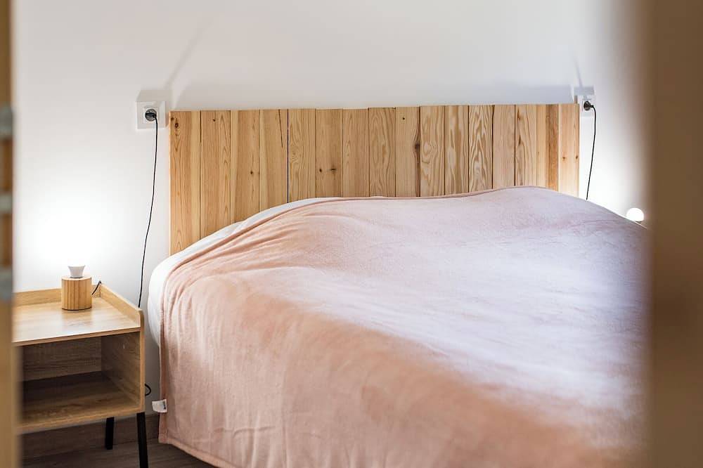 Entire apartment, Renovated apartment with terrace for 14 people in Saint-Jean-de-Maurienne, Saint-Jean-de-Maurienne region