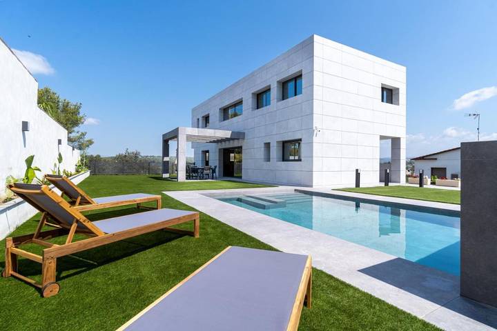 Chalet para 8 personas, con Jacuzzi y Terraza además de Jardín y Piscina en La Riera