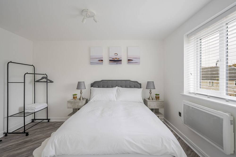 Entire apartment, Plush Two Bed - Free Parking nr Chelmsford City in Chelmsford, Essex