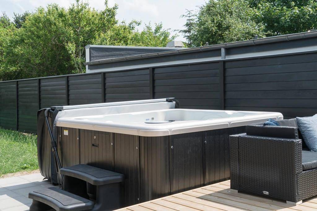 Skønt feriehus med ude spa samt aktivitetsrum, beliggende i det idylliske Nymindegab på Borndalvej 7 in Nørre Nebel, Varde (Danmark)