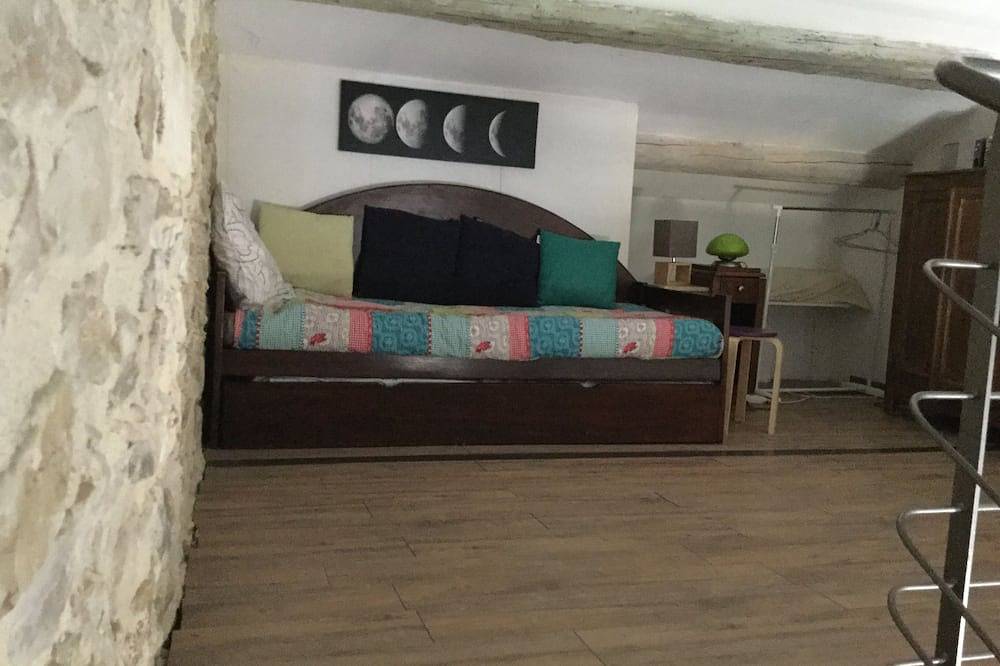 Bâtisse au Sein d un mas Provençal vue Imprenable in Bollène, Vaucluse