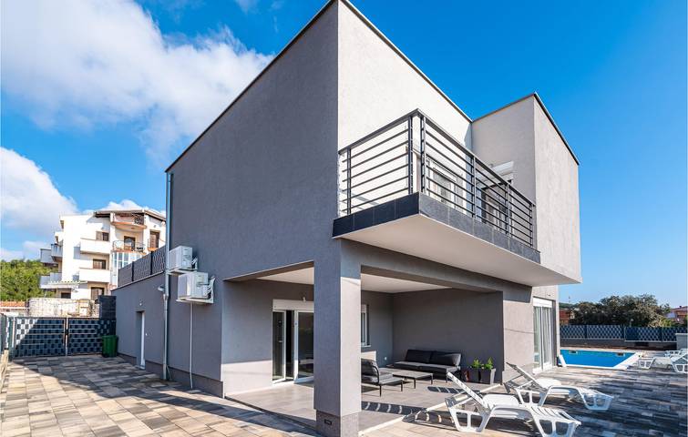 Location de vacances pour 12 personnes, avec piscine et terrasse à Bibinje