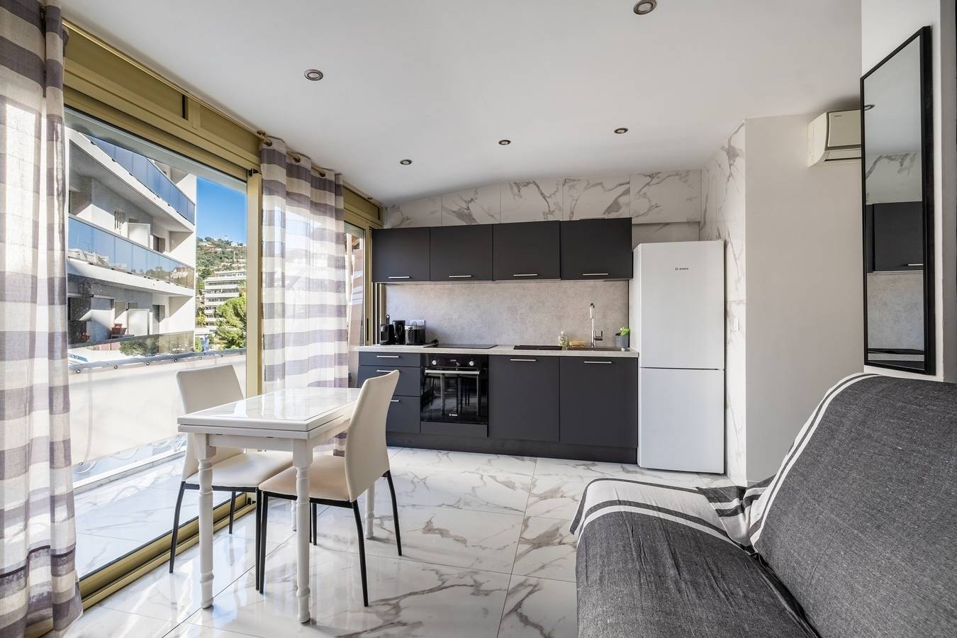 Ganze Wohnung, Ferienwohnung 'Proche Croisette' mit Balkon, Wi-Fi und Klimaanlage in Cannes, Mittelmeerküste (Frankreich)