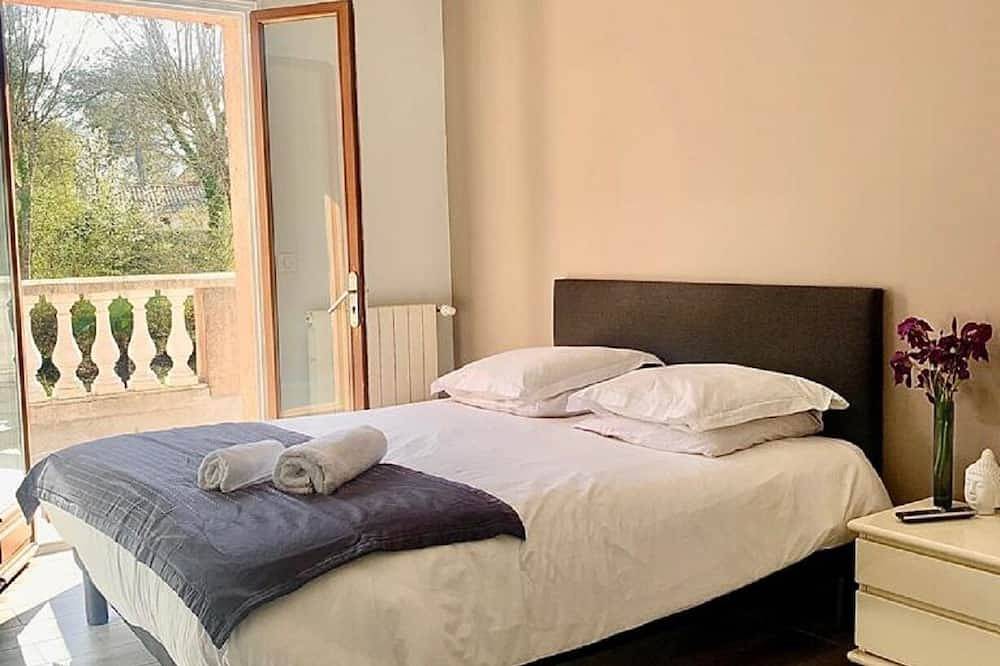 Pleasant, contemporary Villa, sunny, quiet in a green setting in Valbonne, Cannes region