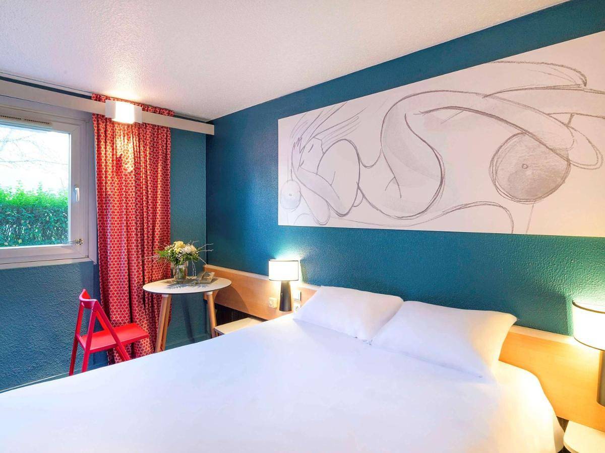 Standard Room with One Double Bed and One Single Bed in Villeneuve-d'Ascq, Région de Lille