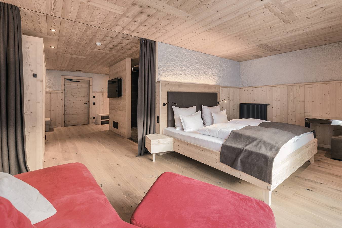 Chalet 'Tenne Chalet' con vista sulle montagne, piscina condivisa e Wi-Fi in Colle (Racines), Racines