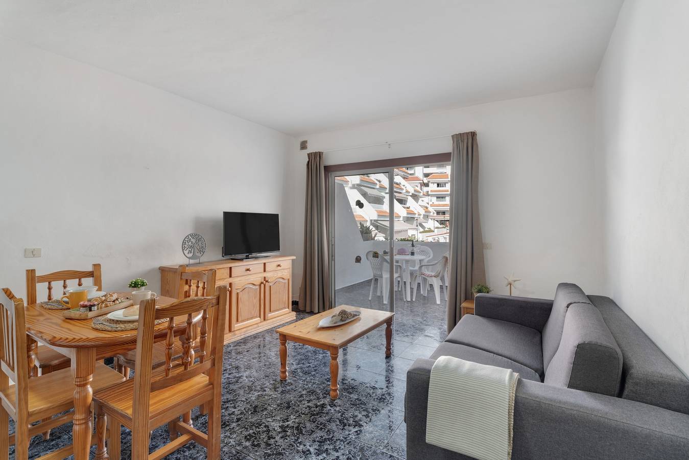 Apartamento entero, Apto Blue Pool Las Floritas con Piscina Compartida, Terraza Privada y Wi-Fi in Playa de las Américas, Arona 