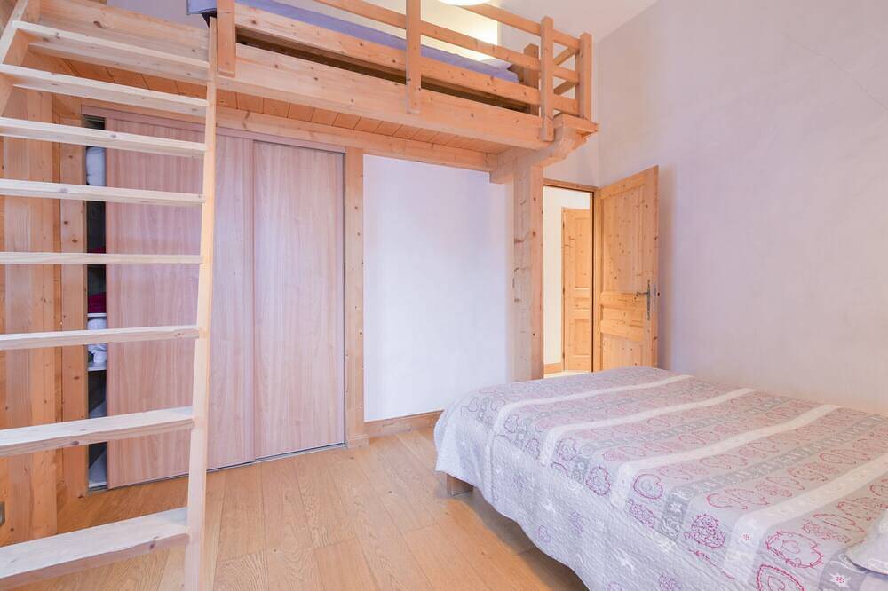 Quiet Independent Accommodation in a Mountain Village in Le Bois, Les Trois Vallées