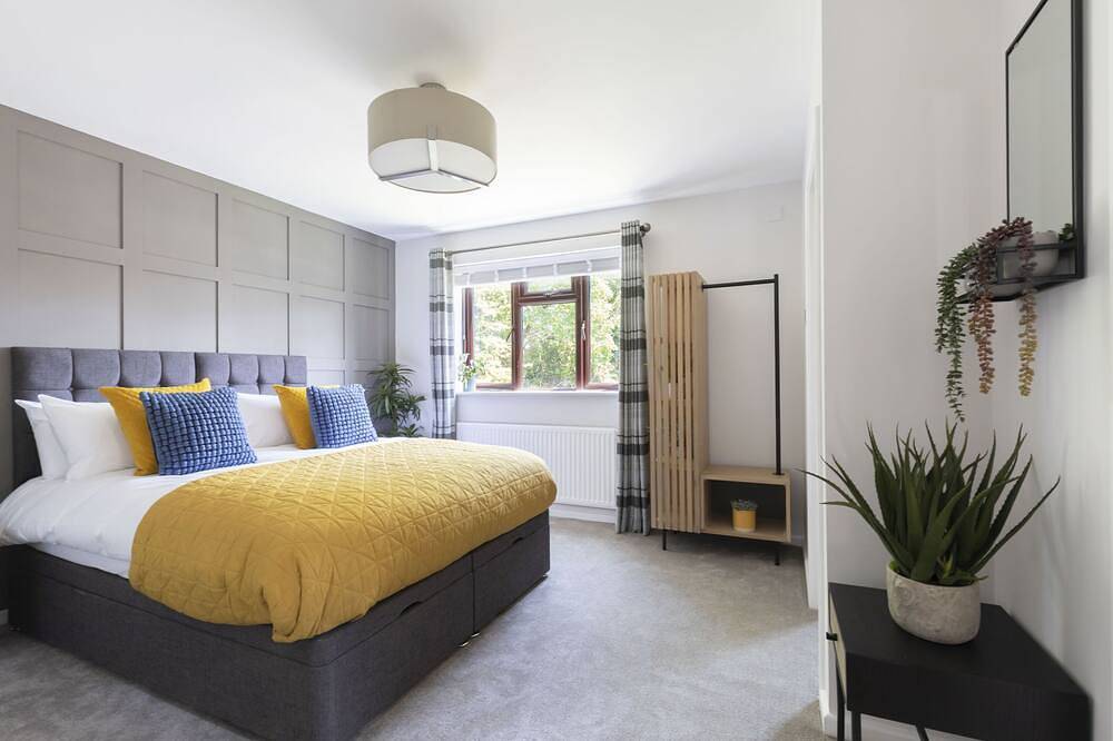 Stunning Five Bed Detached Home with Hot Tub in Cheltenham, Gloucestershire