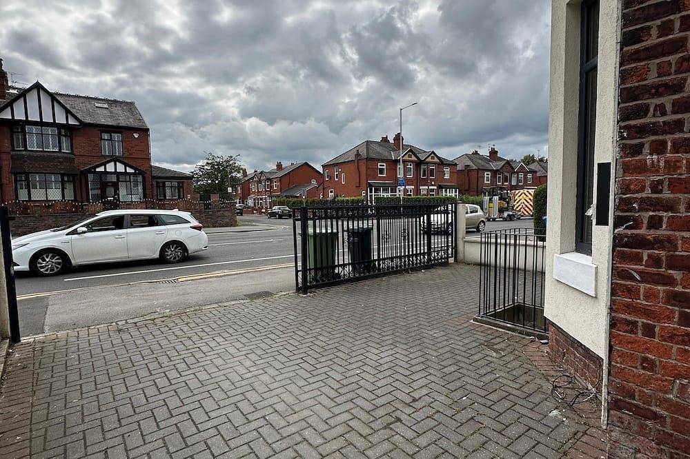 Cozy Room in Charming Home-Free Wi-Fi & Near Cafes in Heaton Chapel, Stockport