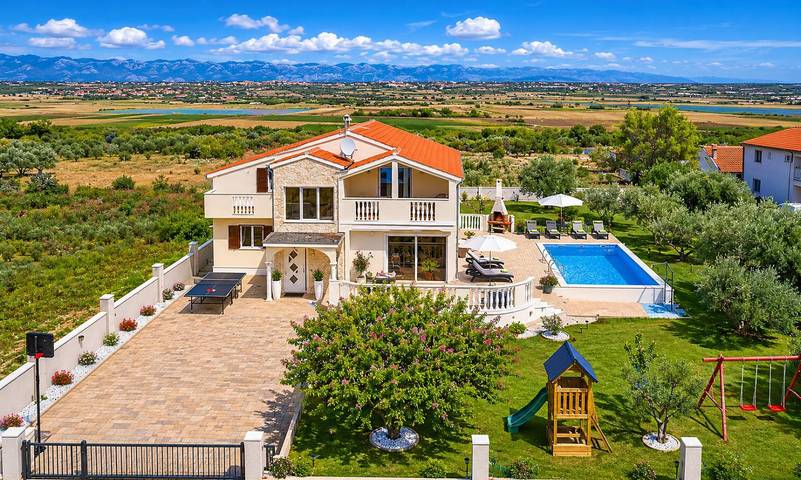 Villa für 9 Personen, mit Balkon und Whirlpool sowie Garten in Zadar