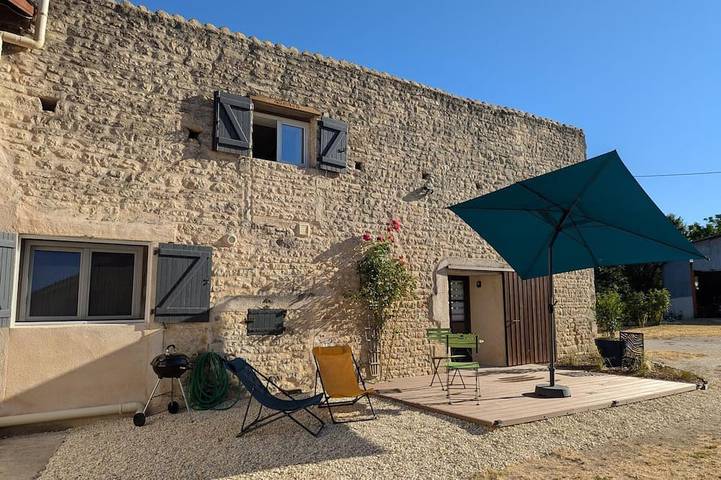 Gîte pour 2 personnes, avec jardin à Courcôme
