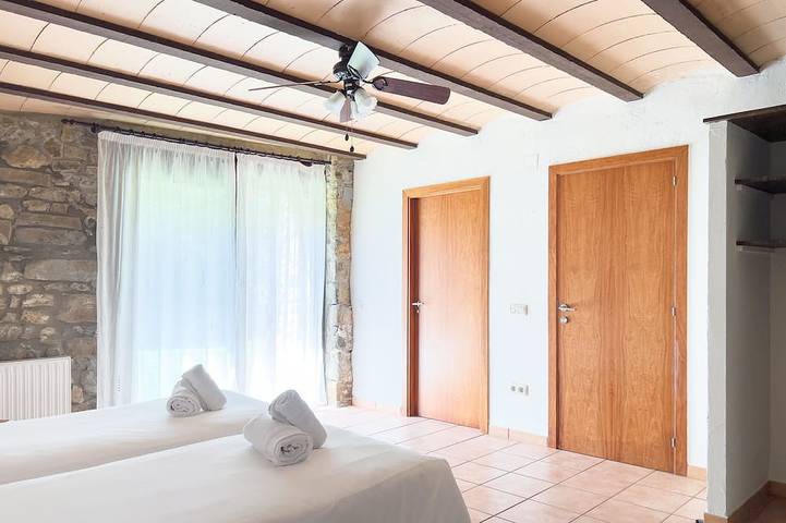 Gîte pour 8 personnes, avec balcon et jardin à Beuda - 3