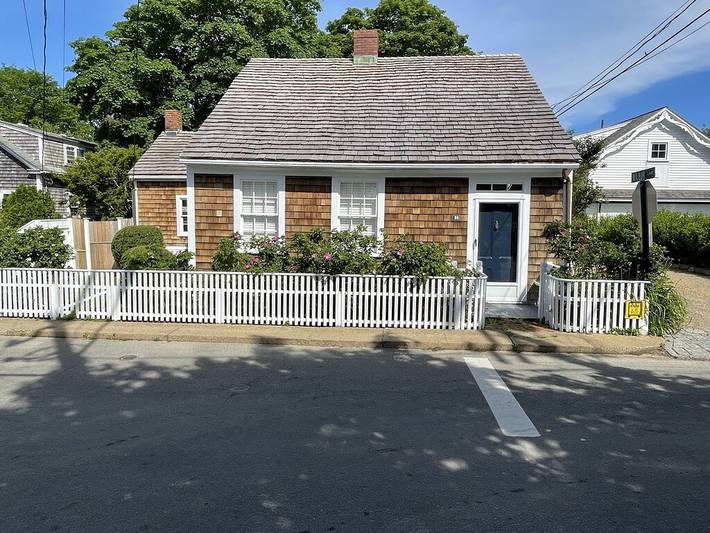 Vacation rental for 9 people, with terrace and hot tub as well as yard, with pets in Martha's Vineyard