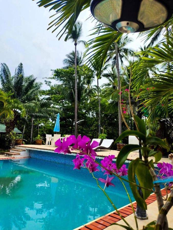 Apartamento para 5 personas, con vistas además de balcón y piscina en Koh Samui