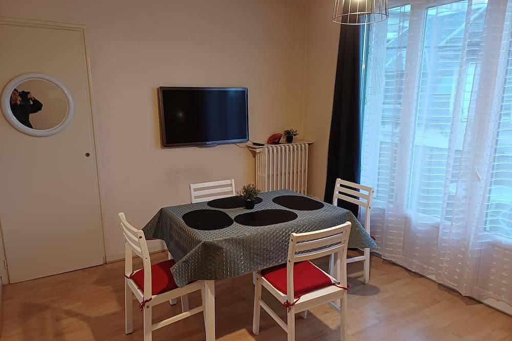 Entire apartment, Sunny apartment with balcony near train station, hospital, Prisme... in Aurillac, Aurillac region