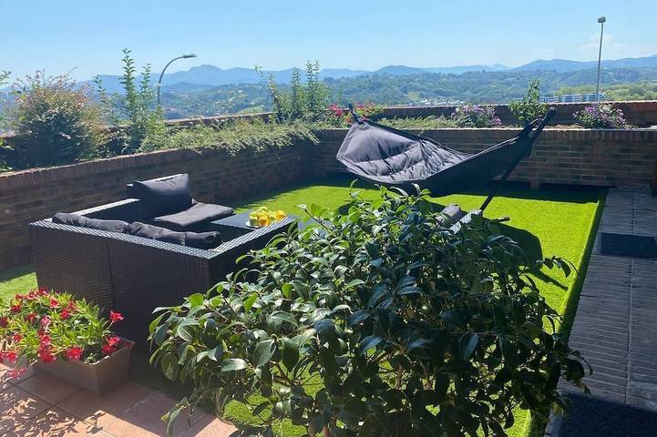 Glamping voor 8 personen, with whirlpool and terras as well as tuin in San Sebastian