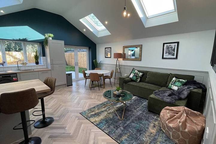 Holiday rental for 6 people, with garden and balcony as well as hot tub in Cambridge