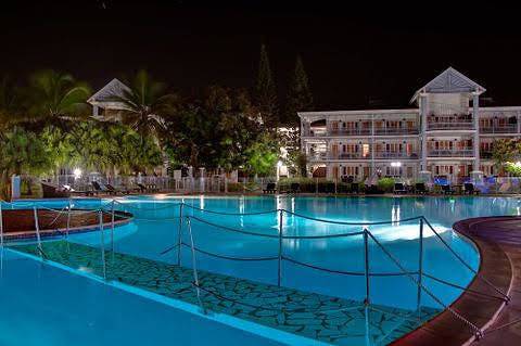 Appartement de vacances pour 4 personnes, avec terrasse et jacuzzi ainsi que piscine et jardin