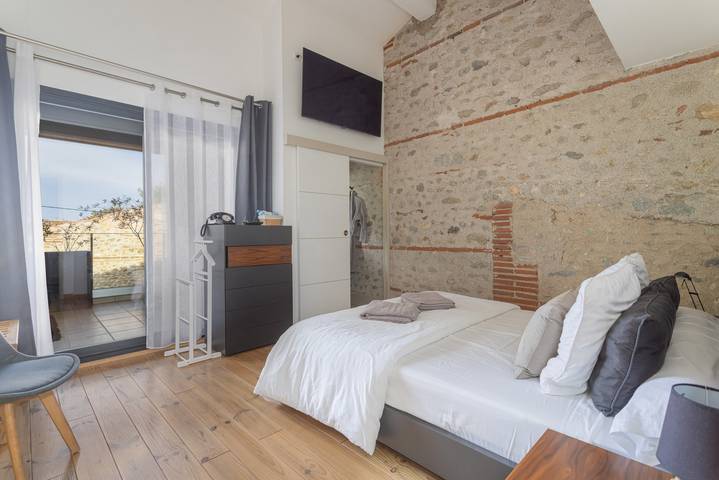 Namibie Room with Shared Pool and Terrace in Bages (Pyrénées-Orientales), Côte d'Améthyste