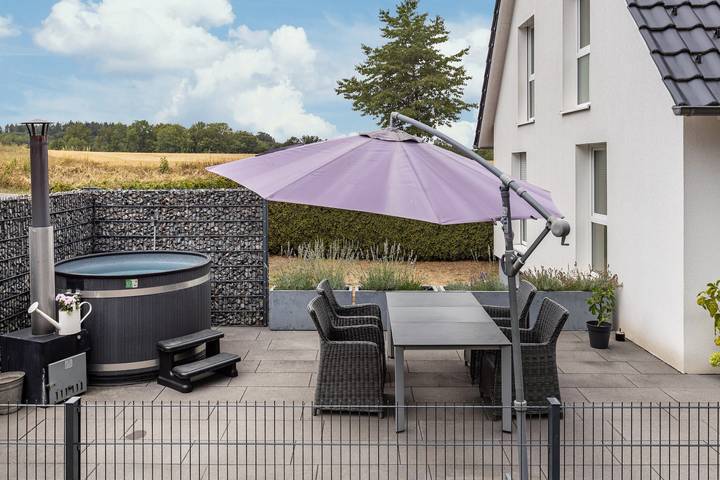 Entire apartment, Apartment 'Helga's Horizon' with Private Terrace, Wi-Fi and Hot Tub in Rottweil, Central Black Forest