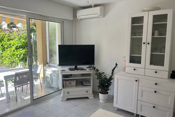 Gîte pour 3 personnes, avec jardin, adapté aux familles dans Plage du Port Fréjus