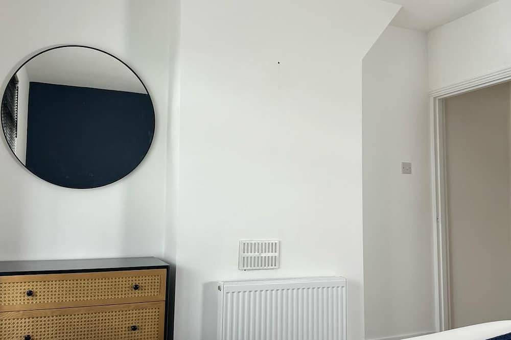 Moderno-Casa-Baño privado con ducha-House close to the Studio in Watford, Hertfordshire