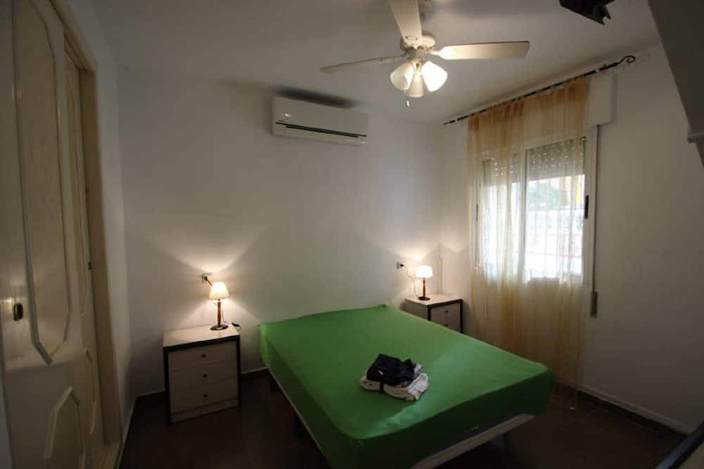 Villa 4 Chambres + 2 Salles De Bains + Piscine + Wifi + Climatisation Dans Toutes Les Chambres! in Torrevieja, Costa Blanca