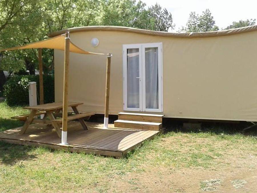 Flower Camping de l'Olivigne - Tente en toile et en bois 5 personnes - Cahute Des Randonneurs sans sanitaires in Bize-Minervois, Région de Narbonne
