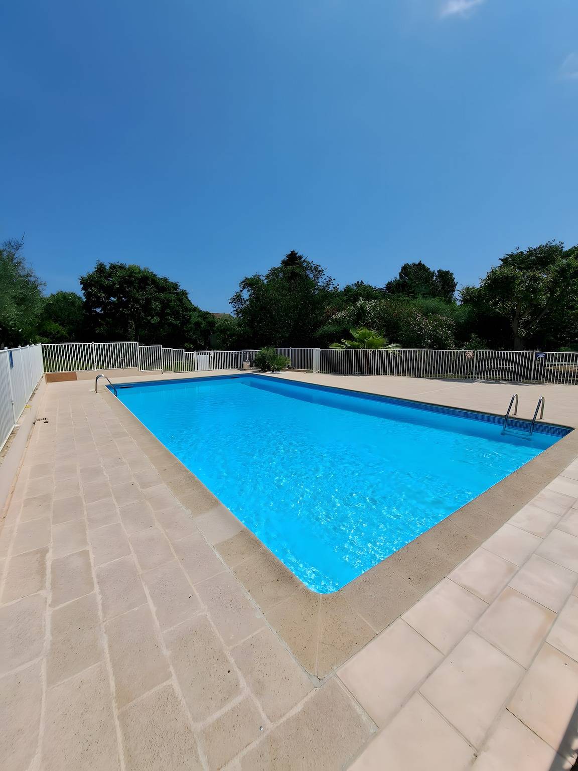 Geheel appartement, Antibes la Louisiane 2-kamer appartement met tuin, zwembad, tennis en parking in Antibes, Middellandse Zeekust (Frankrijk)