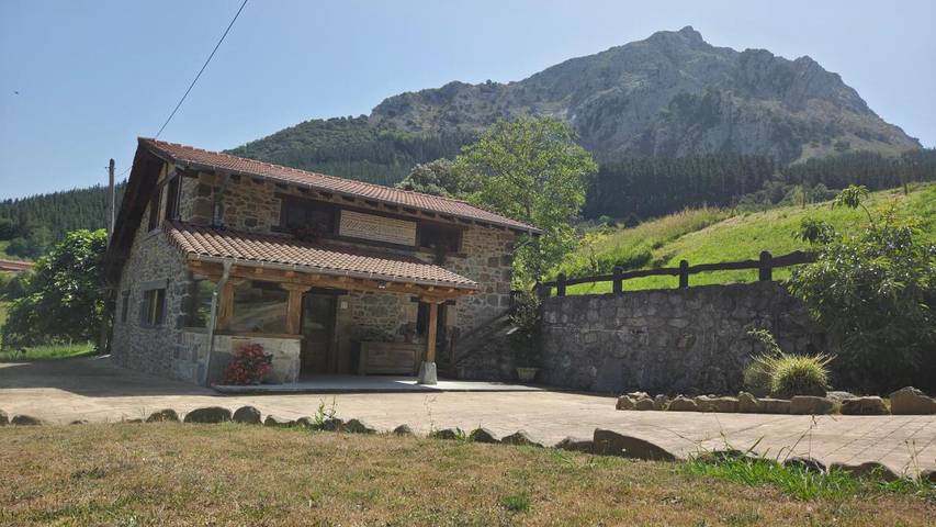 Casa rural para 5 personas, con Terraza además de Jardín y Vistas en Gorbeia